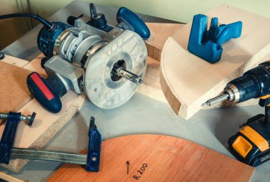 Ahşap parçaların işlenmesi için manuel frezeleme makinesi