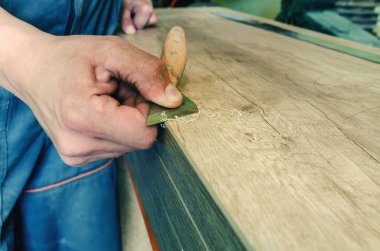 Ana çalışan bir bıçak ile mobilya kenarı işler