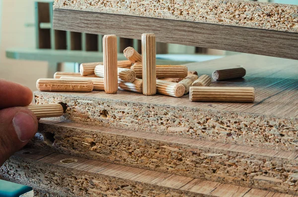 Möbelbeschläge, Holzdübel, Verbindungselemente an Spanplatten-Werkstücken, Nahaufnahme — Stockfoto