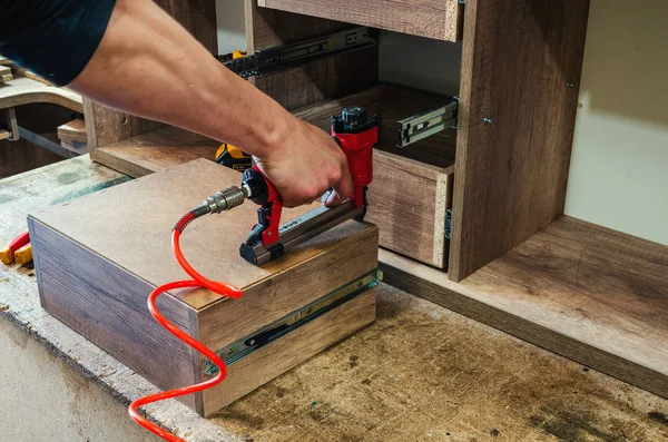 Grapadora neumática roja en un taller de muebles — Foto de Stock