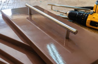 Mobilya montajı, mobilya dekoratif kolları mobilya cephesinde kurulumu