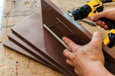 Mobilya montajı, mobilya dekoratif kolları mobilya cephesinde kurulumu