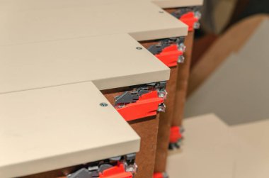 Çekmeceli ahşap mobilyalar ve parlak beyaz Mdf cepheler