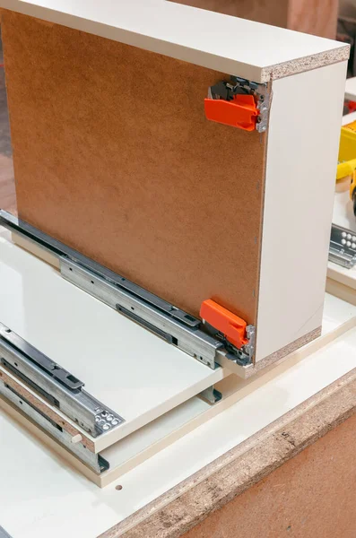 Montaż mebli twardych, szuflad z bliska do szuflad — Zdjęcie stockowe