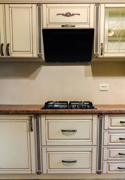 Uma placa de aço inoxidável em uma bancada de mármore, conjunto de cozinha — Fotografia de Stock
