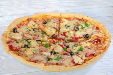 Peynirli sebzeli pizza ve ahşap arka planda et.