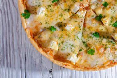 Peynirli sebzeli pizza ve ahşap arka planda et.