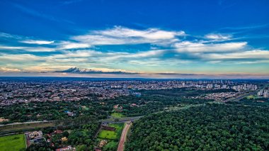 Ribeiro Preto şehrinin havadan görünümü, Sao Paulo - Brezilya, bulutlar ile mavi gökyüzü ile gün batımında