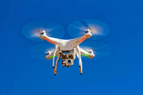 arka planda mavi gökyüzü ile uçan kamera ile drone