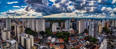 Şehir Sao Jose dos Campos, Brezilya, klonlama gökyüzü panorama fotoğraf ile öğleden sonra