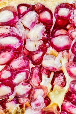 Tohum detay ile ikiye kesilmiş Nar - nar iç Makro fotoğraf