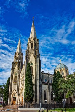 Şafakta bulutlar ile mavi gökyüzü altında Botucatu Katedrali kilisesi