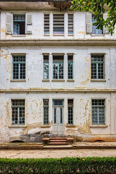 Ahşap Kapılı Eski Bina Cephesi Camlı Ahşap Pencereler — Stok fotoğraf