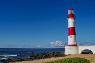 Mavi gökyüzü ile Deniz Feneri Itapua plaj, Salvador, Bahia, Brezilya                                