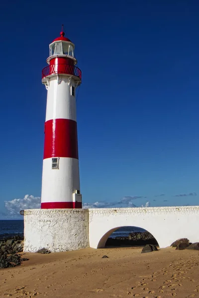 Mavi gökyüzü ile Deniz Feneri Itapua plaj, Salvador, Bahia, Brezilya                                