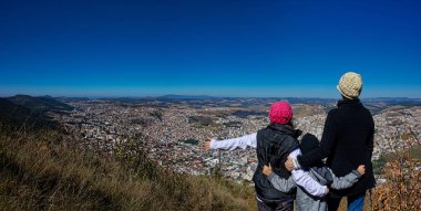 Anne ve oğlu dağın tepesinde Pocos de Caldas - Minas Gerais / Brazil - şehrini izlerken panoramik bir fotoğraf.. 