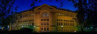 POCOS DE CALDAS, MINAS GERAIS, BRAZİL - 7 Temmuz 2019: Pocos de Caldas şehrinin gece turistik noktasında Termas Antonio Carlos 'un binasının panoramik fotoğrafı