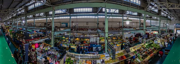 POCOS DE CALDAS, MINAS GERAIS, BRAZİL - 7 Temmuz 2019: Pocos de Caldas kentinin belediye pazarının iç alanının panoramik fotoğrafı