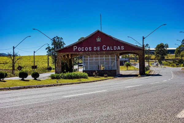 POKOS DE CALDAS, MINAS GERAIS, BRAZİL - 7 Temmuz 2019 POCOS DE CALDAS şehrinin giriş kapısı