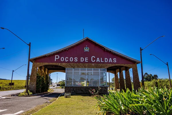 POKOS DE CALDAS, MINAS GERAIS, BRAZİL - 7 Temmuz 2019 POCOS DE CALDAS şehrinin giriş kapısı