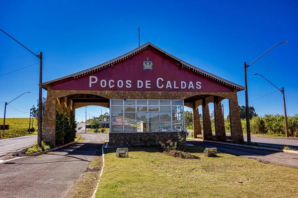 POKOS DE CALDAS, MINAS GERAIS, BRAZİL - 7 Temmuz 2019 POCOS DE CALDAS şehrinin giriş kapısı