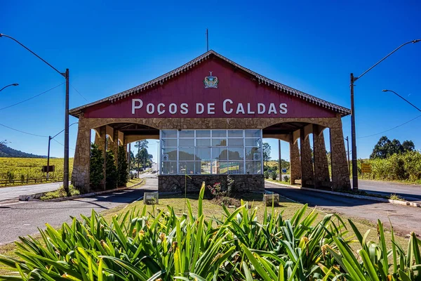 POKOS DE CALDAS, MINAS GERAIS, BRAZİL - 7 Temmuz 2019 POCOS DE CALDAS şehrinin giriş kapısı