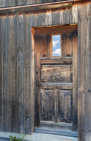Zvětralé Staré Dřevěné Dveře Sky Odraz Okně — Stock fotografie