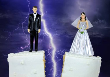 Gelin ve damat heykelcik split düğün pastası ile fırtına yıldırım arka plan üzerinde