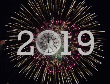Yeni yıl 2019 saat ve havai fişek ile dolunay gökyüzü siyah arka plan üzerinde
