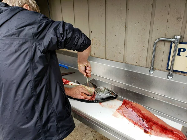 Mannen Filetering Lax Vit Skärbräda Fisk Station — Stockfoto