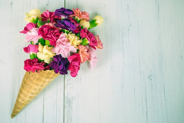 gözleme koni badanalı ahşap üzerine renkli Karanfil Buketi