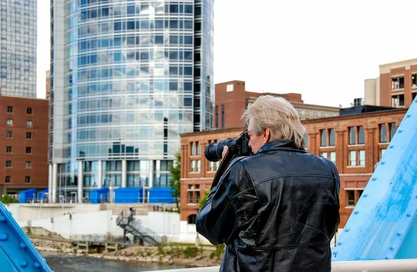 Man Taking Photos Camera Blue Bridge Grand Rapids Michigan City — Stock Photo, Image