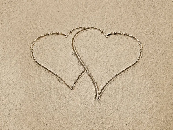 Par Corações Desenhados Areia Praia — Fotografia de Stock