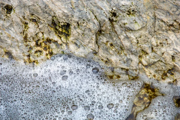 Nahaufnahme Von Wildwasserblasen Mit Hintergrund Der Felsoberfläche — Stockfoto