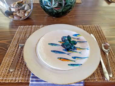 Balık tasarım çiçek yer ayarı ile plaka üzerinde