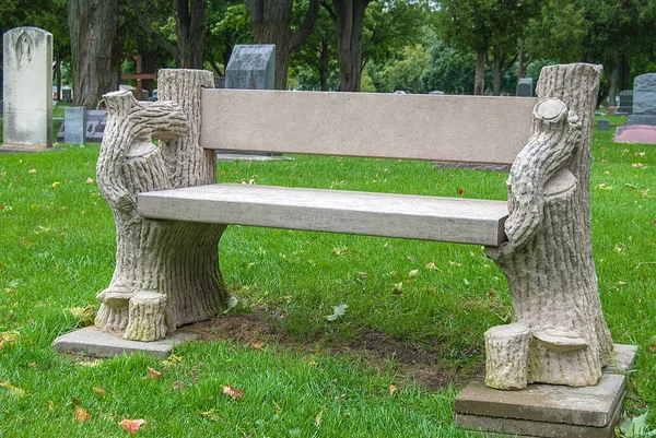 草地上墓地的空置石凳 — 图库照片
