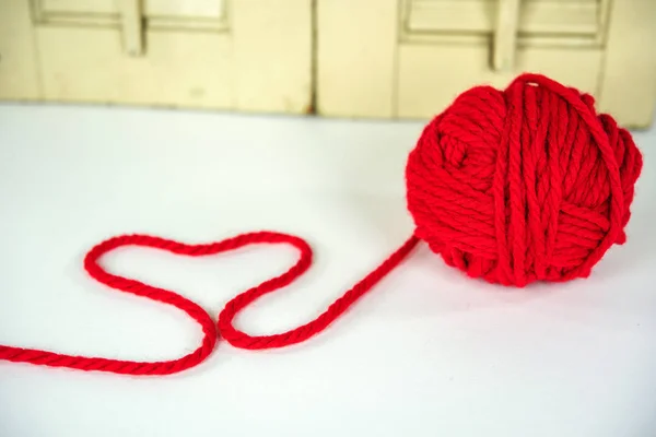 白地のハートと赤い毛糸の玉 — ストック写真