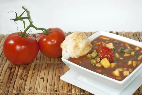 Zuppa Gazpacho Freddo Ciotola Quadrata Bianca Con Panini Sul Tappetino — Foto Stock