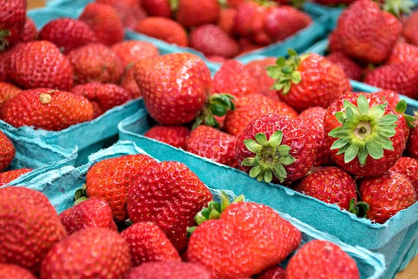 Nahaufnahme Von Reifen Erdbeeren Türkisfarbenen Produktboxen Auf Dem Markt — Stockfoto