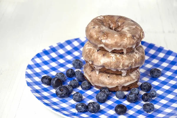 Blueberry Donut Stack Med Bär Blå Och Vit Rutig Tallrik — Stockfoto