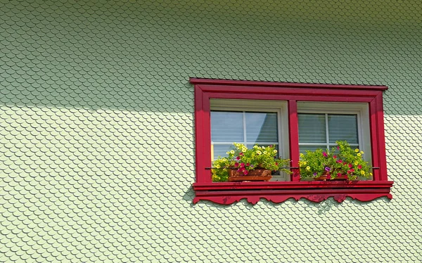 Janela Casa Bludenz Áustria Com Guarnição Vermelha Petúnias Caixa Flores — Fotografia de Stock