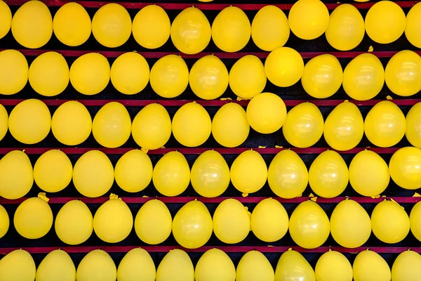 Φουσκωμένο Κίτρινο Μπαλόνι Παιχνίδι Καρναβάλι Στον Ξύλινο Τοίχο — Φωτογραφία Αρχείου