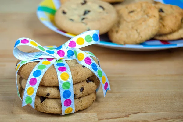 Cinta Lunares Atada Alrededor Galletas Caseras Chispas Chocolate Madera — Foto de Stock