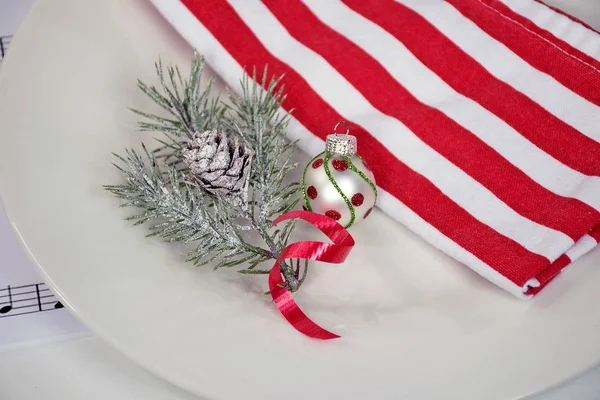 Pino Vacaciones Con Adorno Navidad Servilleta Tela Raya Roja Blanca —  Fotos de Stock