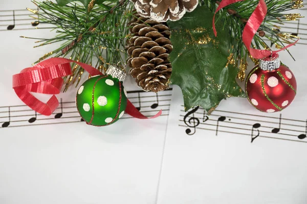 Rode Groene Kerst Ornamenten Lint Met Pijnbomen Bladmuziek — Stockfoto