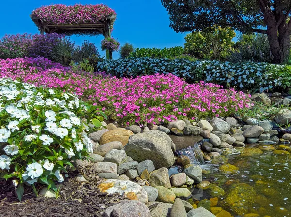 Cascada Colorido Jardín Rocas Verano — Foto de Stock