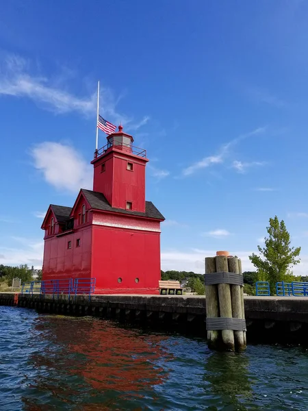 Faro Rojo Brillante Michigan Holland Harbor Con Bandera Media Asta — Foto de Stock