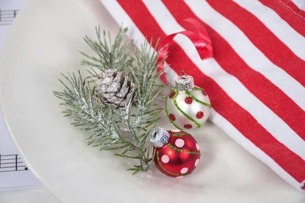 Holiday Tall Och Christmas Ornament Vit Tallrik Med Randig Duk — Stockfoto