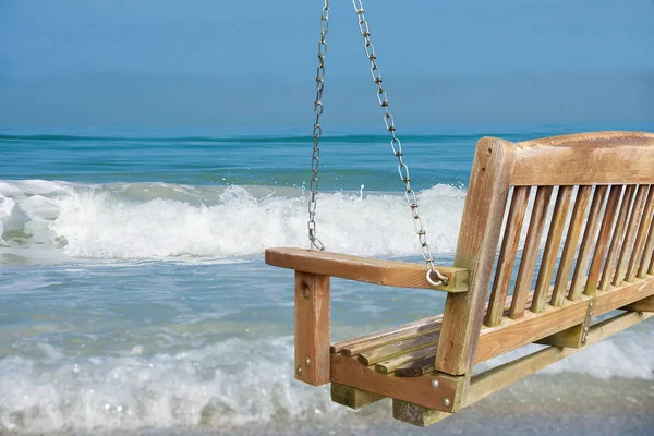 Rustika Trä Beach Swing Med Turkos Ocean Surf View — Stockfoto