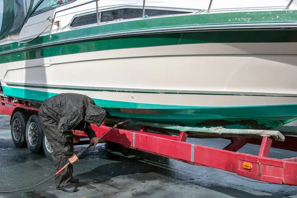 Homem Vestindo Terno Chuva Impermeável Preto Durante Limpeza Casco Barco — Fotografia de Stock